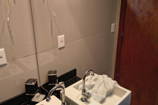 Banheiro de casa à venda com 3 quartos, 360m² em Residencial Alice Barbosa, Goiânia
