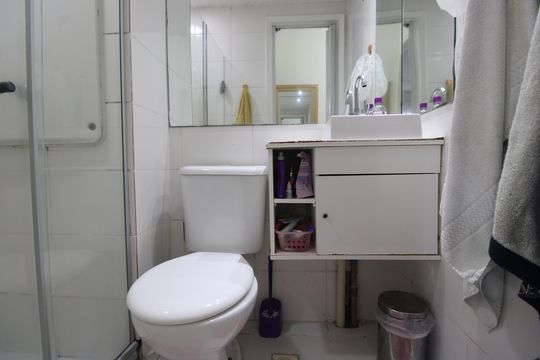 Banheiro de apartamento para alugar com 2 quartos, 51m² em Jacarepaguá, Rio de Janeiro