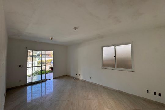 Sala de casa de condomínio à venda com 3 quartos, 120m² em Vargem Grande, Rio de Janeiro