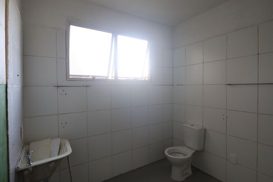 Banheiro social de apartamento para alugar com 1 quarto, 48m² em Rio Branco, Canoas