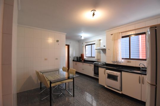 Cozinha de apartamento à venda com 3 quartos, 271m² em Batel, Curitiba