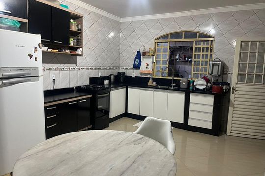 Cozinha de casa de condomínio à venda com 4 quartos, 300m² em Setor Habitacional Arniqueira, Brasília