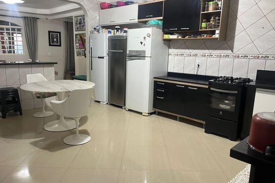 Cozinha de casa de condomínio à venda com 4 quartos, 300m² em Setor Habitacional Arniqueira, Brasília