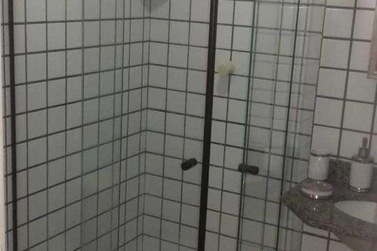 Banheiro social de casa de condomínio para alugar com 2 quartos, 60m² em Peró, Cabo Frio