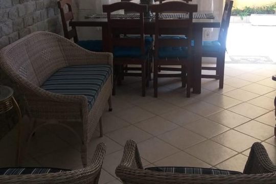 Sala de casa de condomínio para alugar com 2 quartos, 60m² em Peró, Cabo Frio