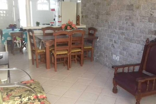 Sala de casa de condomínio para alugar com 2 quartos, 60m² em Peró, Cabo Frio