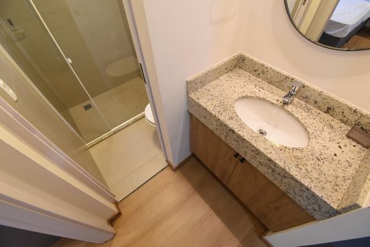Banheiro do Studio de kitnet/studio à venda com 1 quarto, 30m² em Centro, Curitiba
