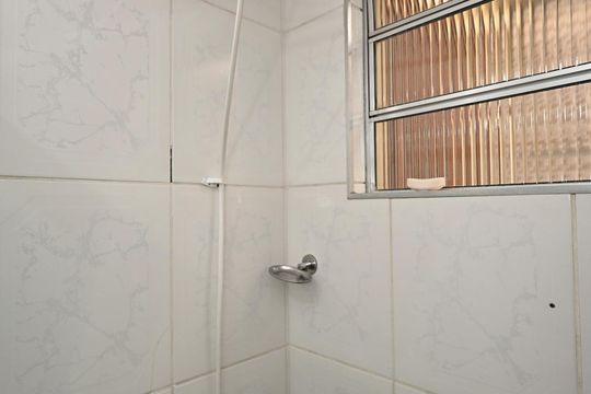 Banheiro de casa para alugar com 1 quarto, 30m² em Jardim Maria Rosa, Taboão da Serra