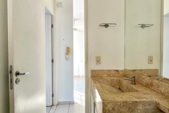 Banheiro de apartamento à venda com 2 quartos, 45m² em Vila Marieta, Campinas