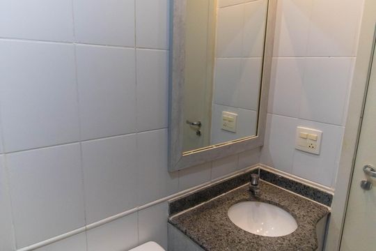 Banheiro de apartamento para alugar com 1 quarto, 45m² em Camboinhas, Niterói