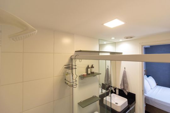 Banheiro de kitnet/studio para alugar com 1 quarto, 28m² em Pinheiros, São Paulo