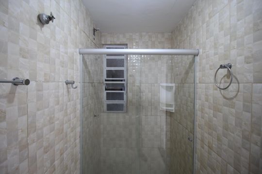 Banheiro de apartamento à venda com 1 quarto, 49m² em Vila Jardim, Porto Alegre