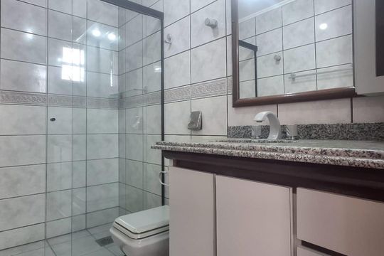 Banheiro da suíte de casa de condomínio para alugar com 5 quartos, 224m² em Córrego Grande, Florianópolis