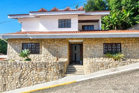 Fachada de casa de condomínio para alugar com 5 quartos, 224m² em Córrego Grande, Florianópolis