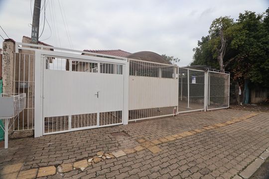 Fachada de casa de condomínio para alugar com 2 quartos, 50m² em Niterói, Canoas