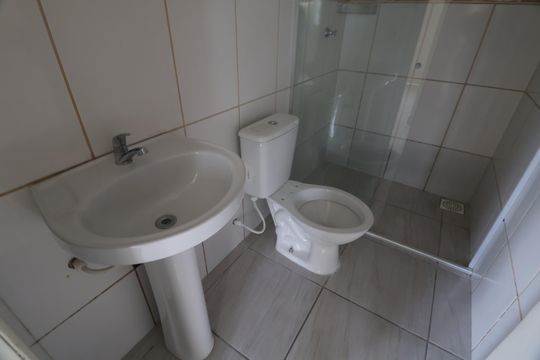 Banheiro de casa de condomínio para alugar com 2 quartos, 50m² em Niterói, Canoas