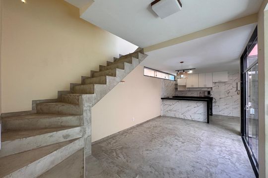 Sala de casa de condomínio para alugar com 2 quartos, 74m² em Recreio dos Bandeirantes, Rio de Janeiro