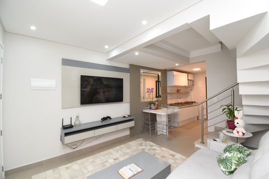 Sala de casa de condomínio à venda com 2 quartos, 99m² em Atuba, Curitiba