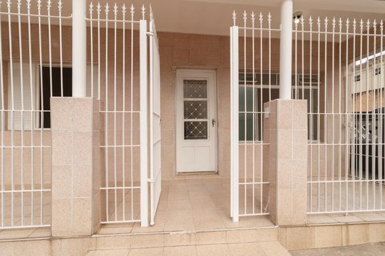 Fachada de casa para alugar com 2 quartos, 130m² em Vila Gustavo, São Paulo