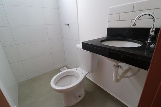 Banheiro do Quarto 1 de apartamento para alugar com 2 quartos, 46m² em Jardim Holanda, Uberlândia