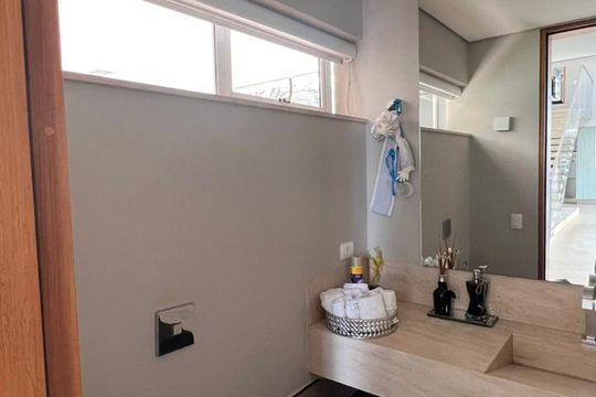 Lavabo de casa de condomínio para alugar com 4 quartos, 435m² em Morada da Colina, Uberlândia