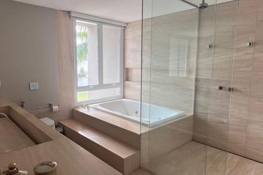 Banheiro da Suíte 3 de casa de condomínio para alugar com 4 quartos, 435m² em Morada da Colina, Uberlândia