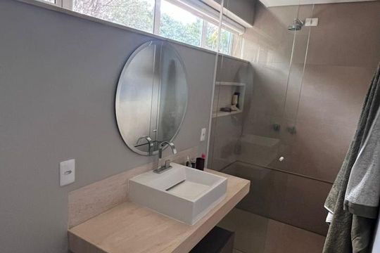 Banheiro da Suíte de casa de condomínio para alugar com 4 quartos, 435m² em Morada da Colina, Uberlândia
