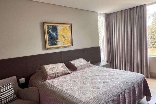 Suíte de casa de condomínio para alugar com 4 quartos, 435m² em Morada da Colina, Uberlândia