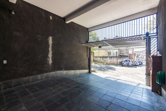 Garagem de casa à venda com 3 quartos, 400m² em Jardim Roberto, Osasco