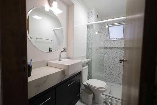 Banheiro de apartamento à venda com 2 quartos, 60m² em Vila Helena, Santo André