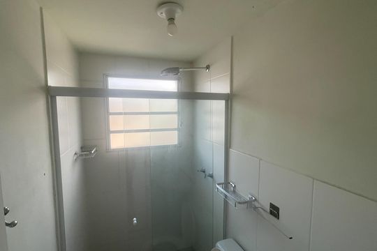 Banheiro de apartamento para alugar com 2 quartos, 45m² em Jardim Primavera, Duque de Caxias