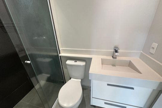 Banheiro da Suíte de apartamento para alugar com 1 quarto, 71m² em Alphaville Residencial Um, Barueri