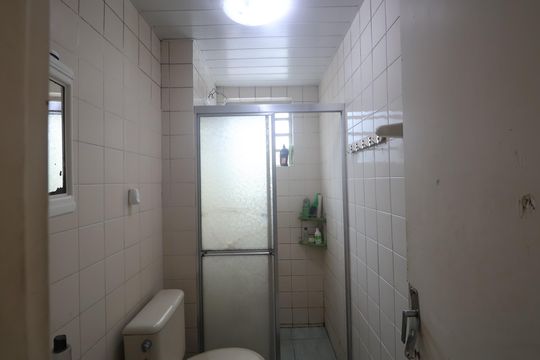 Banheiro de apartamento à venda com 2 quartos, 56m² em Centro, Canoas