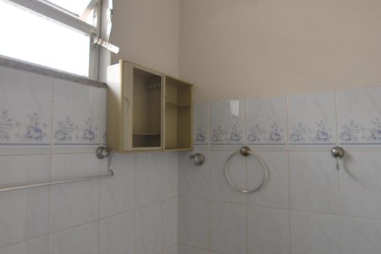 Banheiro social de kitnet/studio para alugar com 1 quarto, 30m² em Bento Ribeiro, Rio de Janeiro