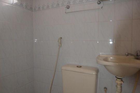 Banheiro social de kitnet/studio para alugar com 1 quarto, 30m² em Bento Ribeiro, Rio de Janeiro