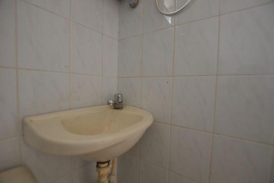Banheiro social de kitnet/studio para alugar com 1 quarto, 30m² em Bento Ribeiro, Rio de Janeiro
