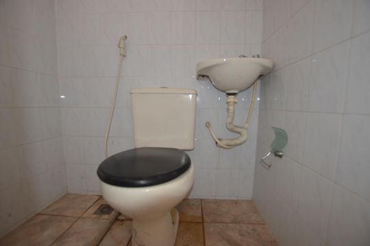 Banheiro social de kitnet/studio para alugar com 1 quarto, 15m² em Bento Ribeiro, Rio de Janeiro