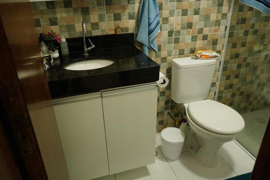 Banheiro de apartamento à venda com 2 quartos, 56m² em Vila Carrão, São Paulo