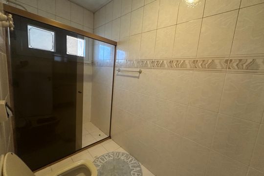 Banheiro da Suíte 1 de casa de condomínio para alugar com 4 quartos, 500m² em Alphaville Residencial Um, Barueri