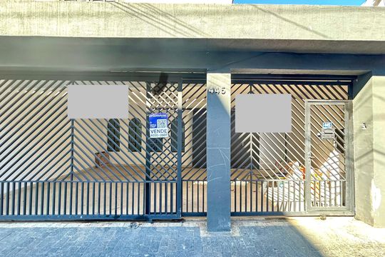 Placa instalada na fachada do imóvel de casa à venda com 3 quartos, 220m² em Parque Santo Antonio, Guarulhos