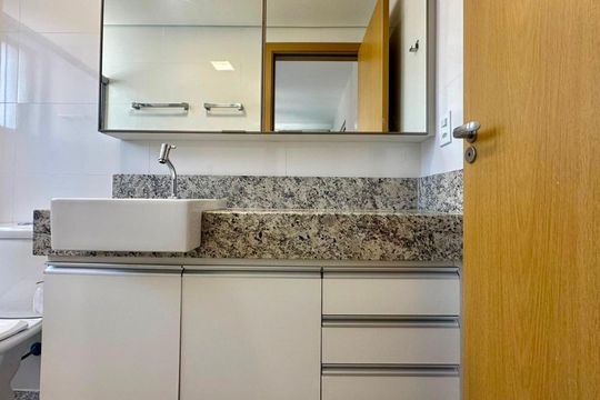 Banheiro  de apartamento à venda com 1 quarto, 57m² em Lourdes, Belo Horizonte