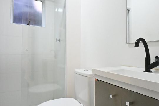 Banheiro de kitnet/studio para alugar com 1 quarto, 20m² em Ferreira, São Paulo