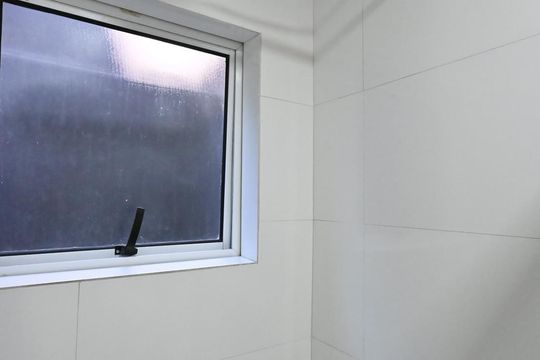 Banheiro de kitnet/studio para alugar com 1 quarto, 20m² em Ferreira, São Paulo