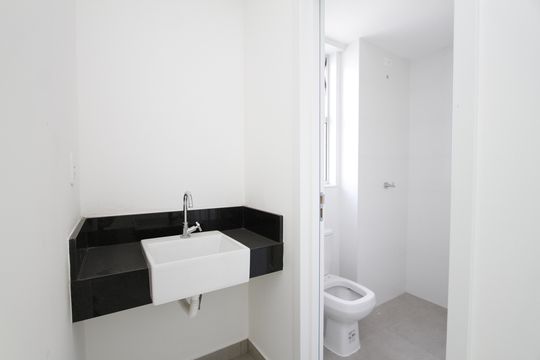 Banheiro de kitnet/studio à venda com 1 quarto, 43m² em Barro Preto, Belo Horizonte