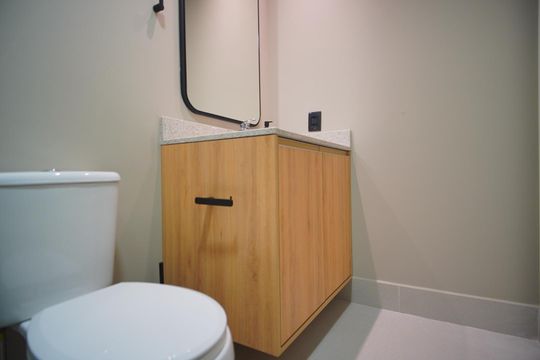 Banheiro de kitnet/studio para alugar com 1 quarto, 25m² em Independência, Porto Alegre