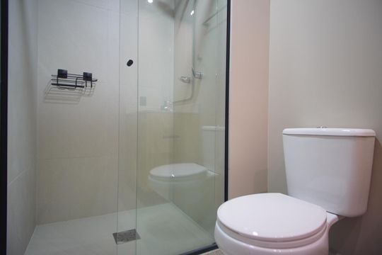 Banheiro de kitnet/studio para alugar com 1 quarto, 25m² em Independência, Porto Alegre