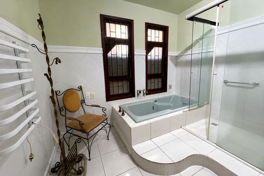 Banheiro social 2 de casa para alugar com 4 quartos, 236m² em Nossa Senhora do Rosario, São José