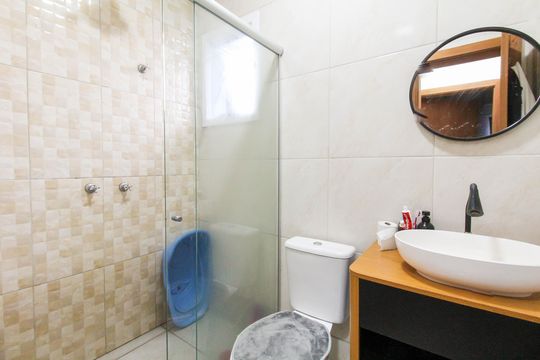 Banheiro de casa de condomínio para alugar com 2 quartos, 69m² em Olaria, Canoas