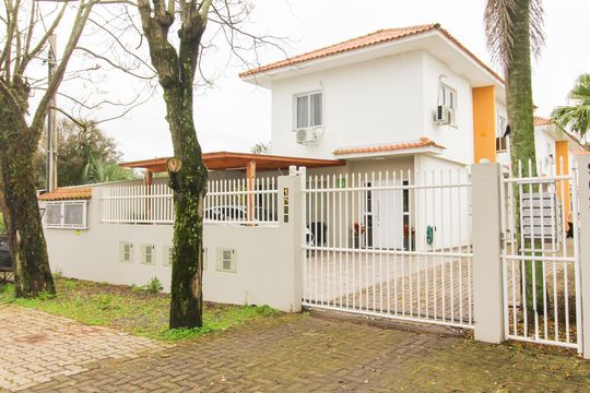 Fachada de casa de condomínio para alugar com 2 quartos, 69m² em Olaria, Canoas