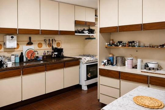 Cozinha com móveis brancos e madeira, pia e fogão, geladeira e utensílios de cozinha. de apartamento à venda com 3 quartos, 88m² em Freguesia (Jacarepaguá), Rio de Janeiro
